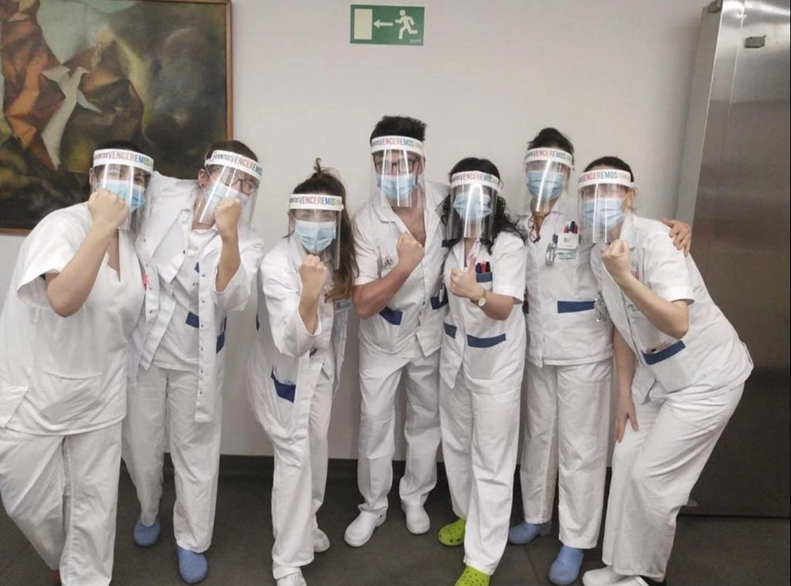 Throughout Spain, initiatives have sprung up to manufacture thousands of items of life-saving PPE which have been donated to hospitals and essential workers. (Instagram: @juntosvenceremoscovid19)
