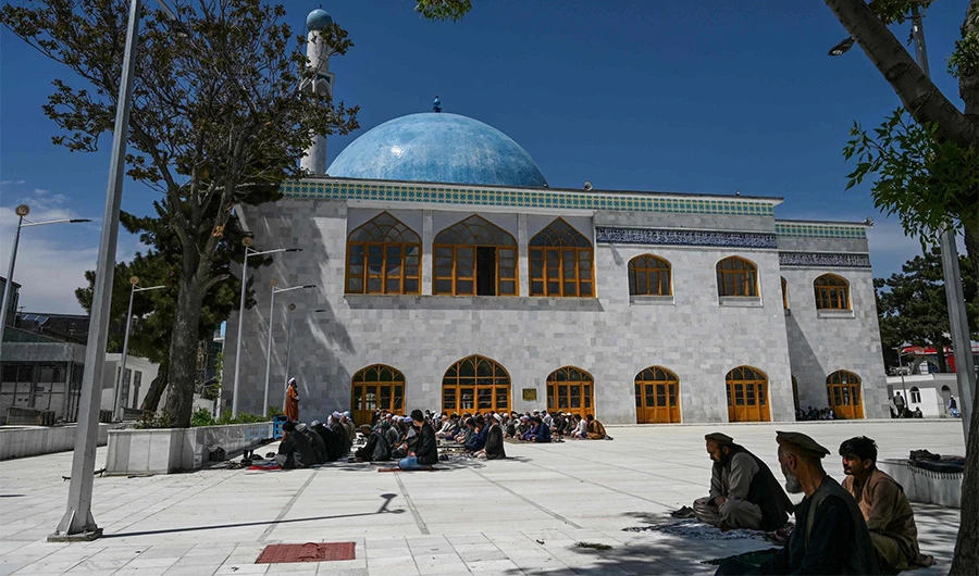 Muslims listen to an imam as they offer Friday prayers on the first day of Ramadan at Pul-e-Khishti mosque in Kabul on April 24, 2020. (AFP photo)