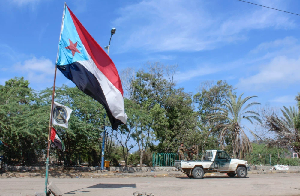 Fighters of Yemen's separatist Southern Transitional Council drive a vehicle past a separatist flag as they deploy in the southern city of Aden on April 26, 2020. (AFP / Saleh Al-Obeidi)