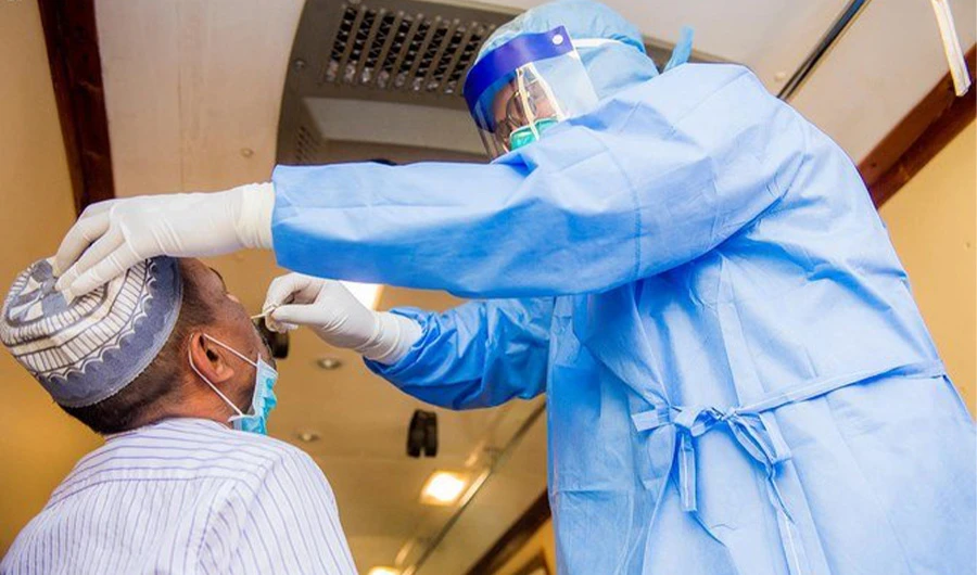 Medical staff carry out COVID-19 checks in Qassim. (SPA)