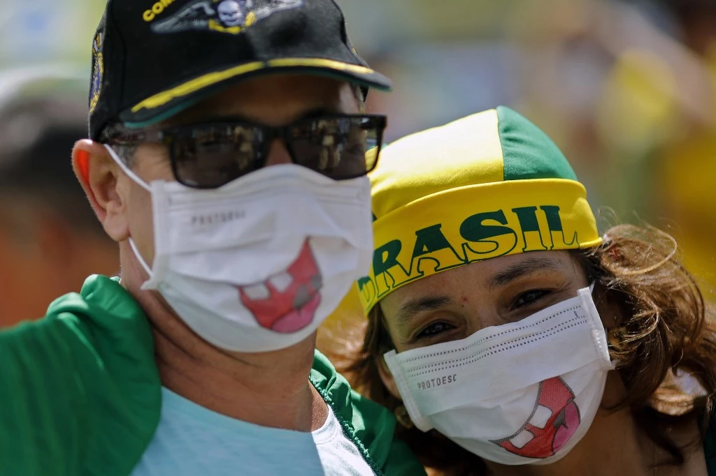 Supporters of Brazilian President Jair Bolsonaro wear face masks as they protest on April 19, 2020 against quarantine and social distancing measures imposed by governors and mayors to combat the coronavirus outbreak. (AFP file photo)