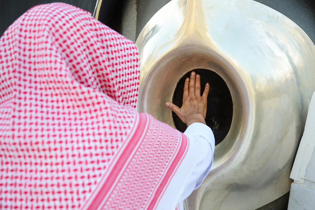 Dr. Abdulrahman Al-Sudais the president of the General Presidency of the Two Holy Mosques helped workers clean the Kaaba, on April 27, 2020. (Photo Courtesy - General Presidency of the Two Holy Mosques twitter account)