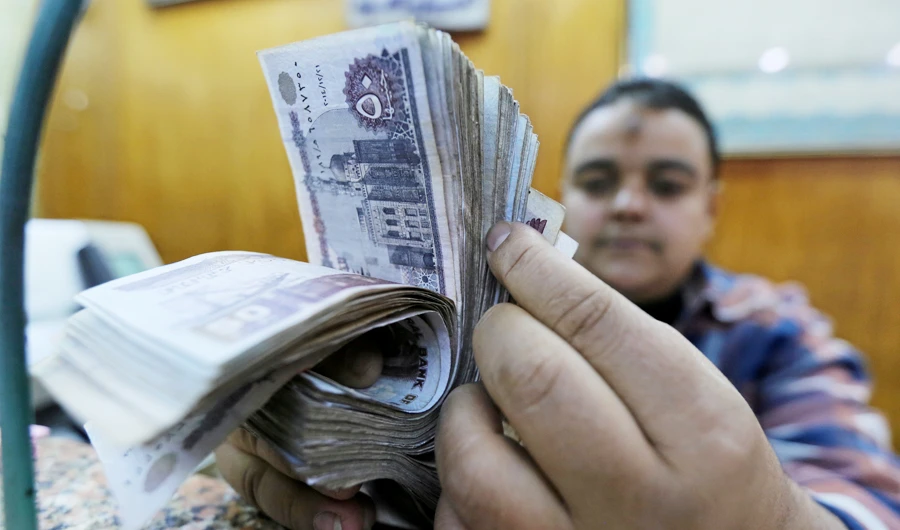 An employee counts Egyptian pounds in a foreign exchange office in central Cairo, Egypt December 27, 2016. (REUTERS)