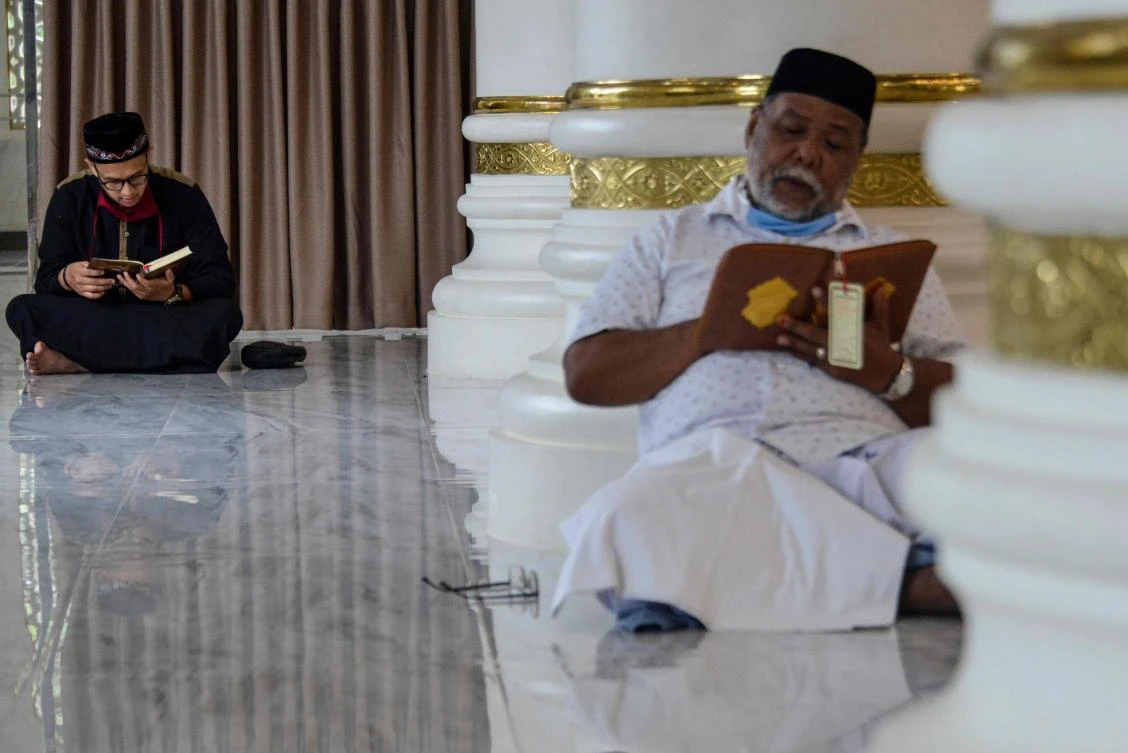 People read the Qur'an during the Islamic holy month of Ramadan at a mosque in Banda Aceh. (AFP/Chaideer Mahyuddin)