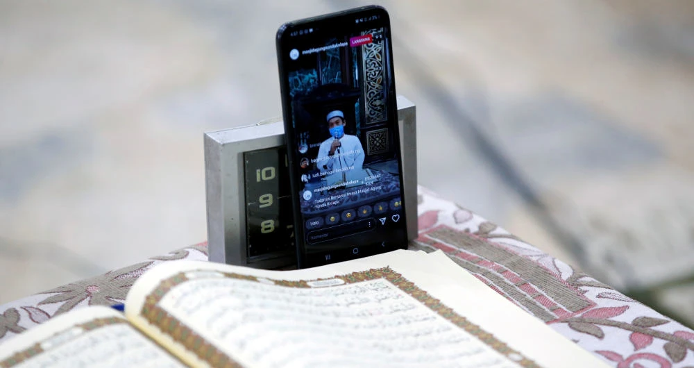 Hundreds of millions of Muslims across the world under coronavirus lockdown, are streaming prayer sessions during Ramadan. (Reuters)