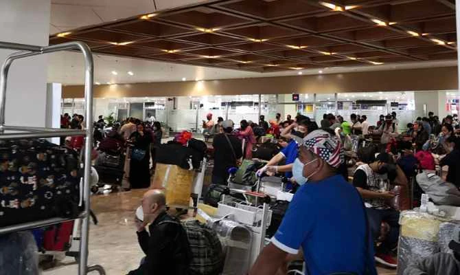 Overseas Filipino Workers and their families repatriated from Saudi Arabia are seen inside the Ninoy Aquino International Airport in Metropolitan Manila after getting off a special flight from Riyadh last week. (AN photo)