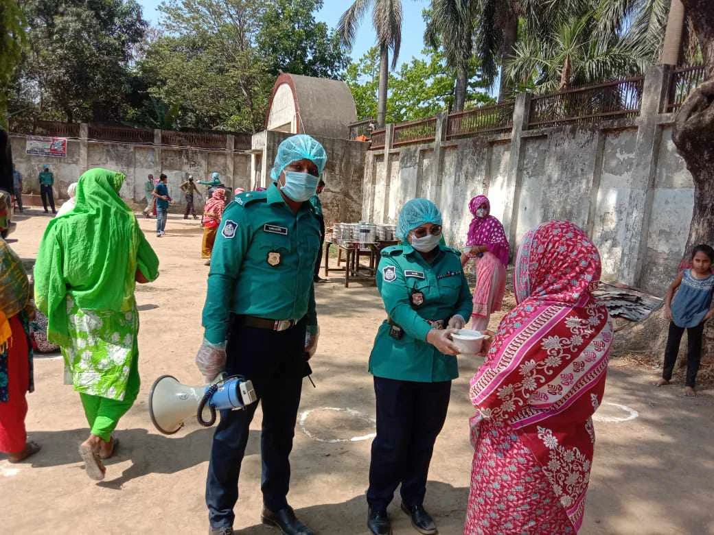 Dhaka Metropolitan Police officials distribute relief packages among the needy in the Mirpur area of Dhaka on April 23. (AN photo by Shehab Sumon)
