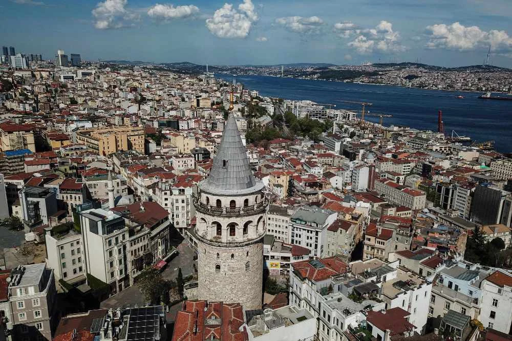 An aerial view taken on May 2, 2020 shows the Galata tower (C) and the Beyoglu district in Istanbul, during a three-day curfew to prevent the spread of the COVID-19 disease, caused by the novel coronavirus. (AFP / Ozan Kose)