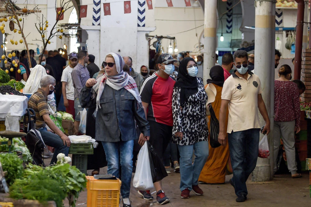 Shoppers wearing face masks due to the COVID-19 coronavirus pandemic browse through the central market in the Tunisian capital Tunis on May 4, 2020, as Tunisian authorities begin a gradual sector and region-based deconfinement process. (AFP / FETHI BELAID)