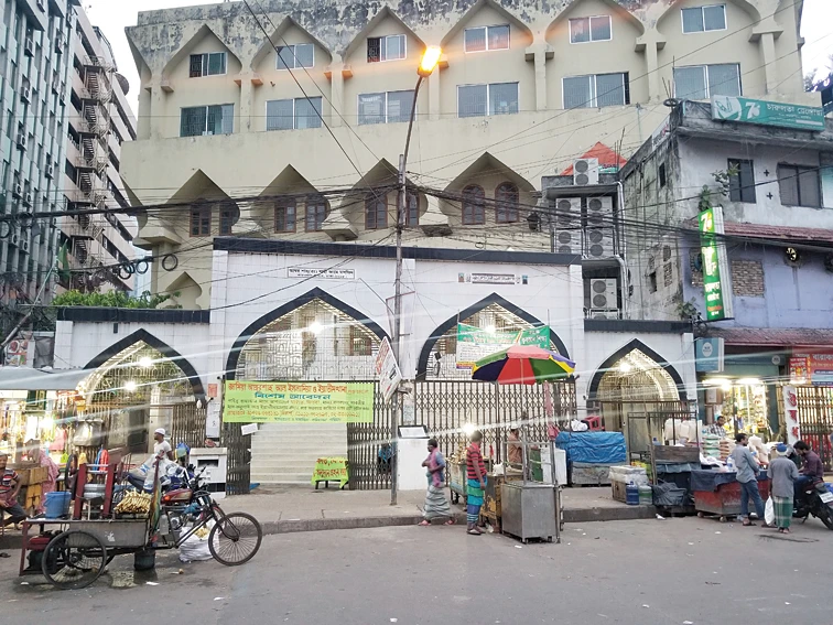 A mosque in the Karwan bazar area of Dhaka city is now open to worshippers after the Bangladesh government lifted ban on congregations in prayer houses on Thursday. (Supplied)