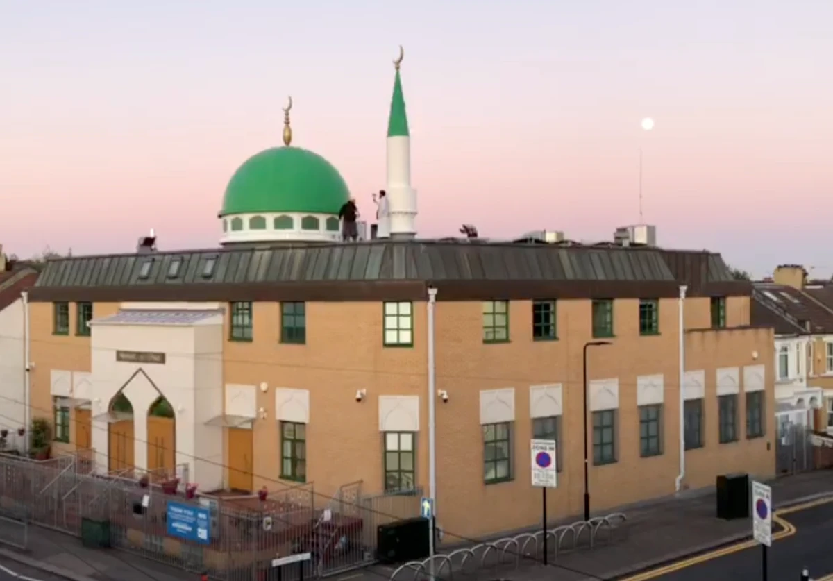 The adhan is called from the rooftop of Masjid-E-Umer during Ramadan 2020. (Screenshot)