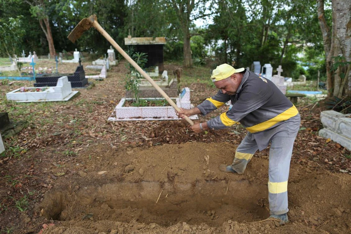Undertaker Ulisses Xavier digs a grave during his shift on May 7, 2020 at Nossa Senhora cemetery in Manaus, Brazil amid the new coronavirus pandemic. (AFP)