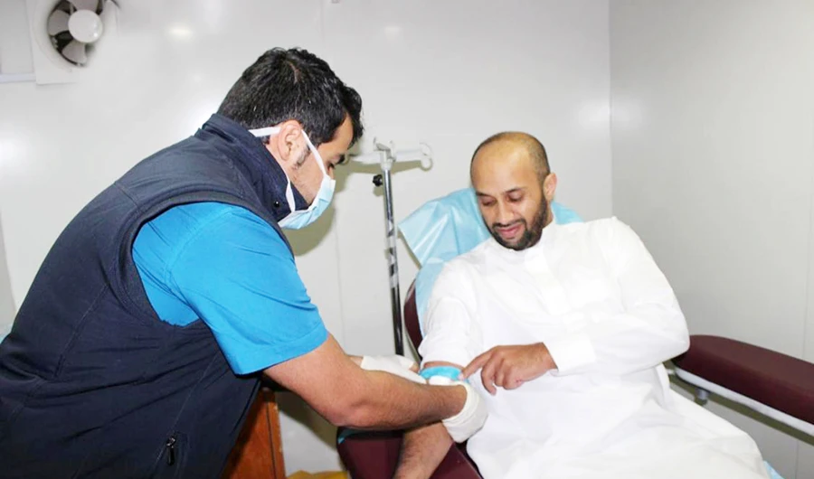 A Saudi man takes part in a blood donation campaign organized by Al-Baha authorities to collect blood from donors from the safety of their homes amid COVID-19 pandemic. (SPA)