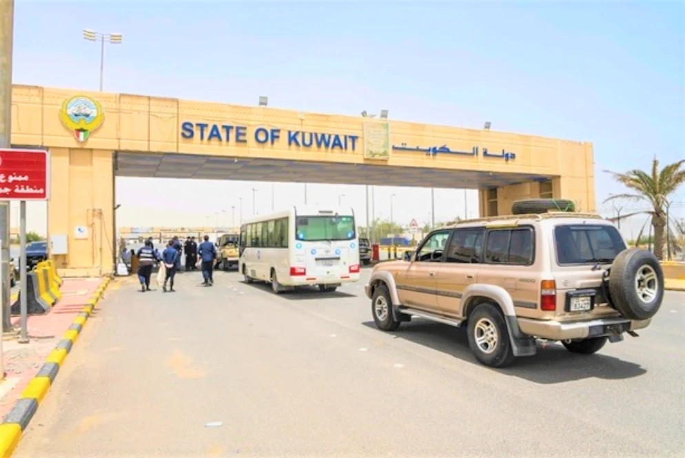 Kuwaiti citizens pass through the Nuwaiseeb border crossing with Saudi Arabia as part of repatriation plans. (KUNA)