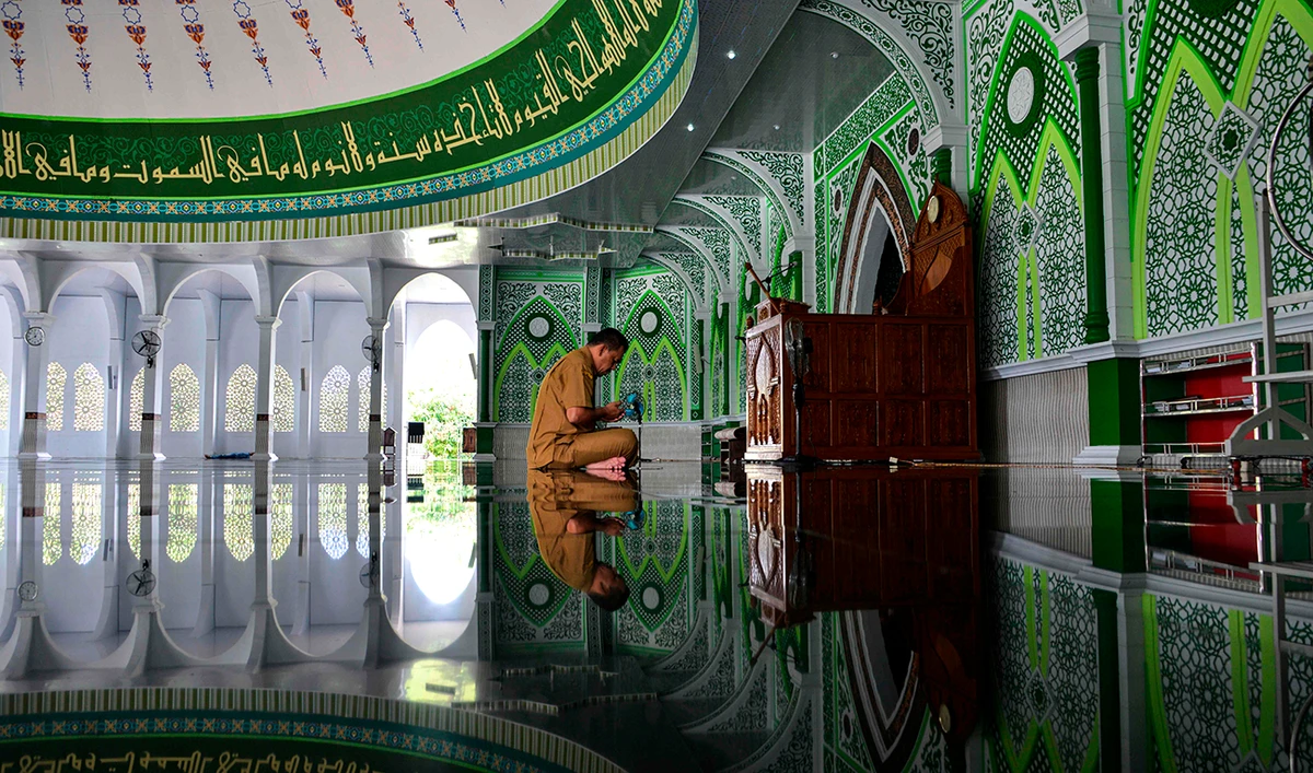 A man takes part in prayers at the Al Munawarah mosque during the Islamic month of Ramadan in Jantho, Aceh province on May 12, 2020. (AFP)