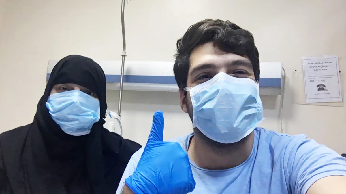 An upbeat Dr. Omar Hafiz with his mother at the hospital. (Courtesy: @omarrhafiz)