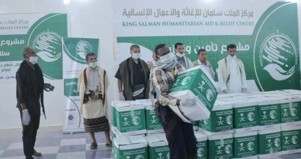The center also distributed 3,250 cartons of dates for displaced and needy people in Al-Hussein district of Yemen’s Al-Dhale governorate. (SPA)