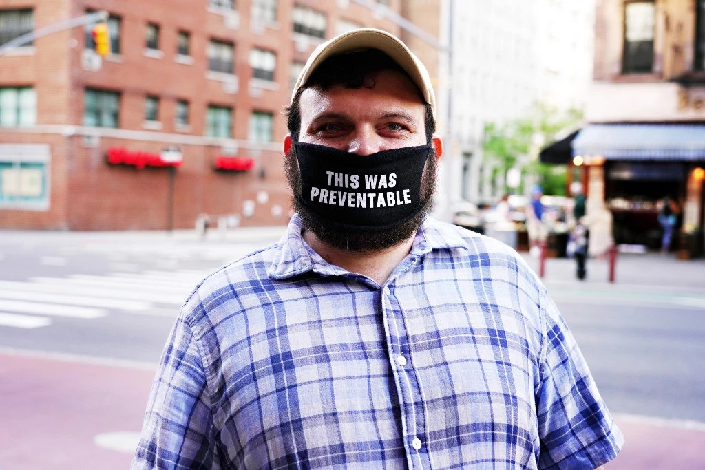 A resident wears a protective mask that reads 'This was preventable' on May 16, 2020 in New York City. The coronavirus pandemic has claimied over 313,000 lives with over 4.7 million infections reported. (Getty Images/AFP)