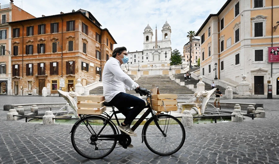 A delivery man rides a bicycle across Piazza di Spagna and the Spanish Steps in central Rome on Monday during the country’s lockdown aimed at curbing the spread of the COVID-19 infection. (AFP)