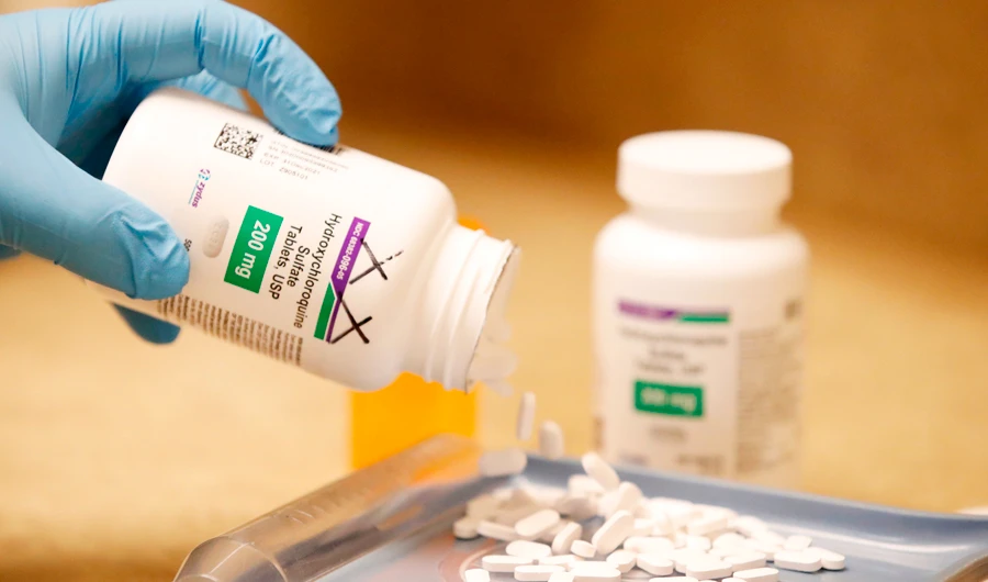 A pharmacy tech pours out pills of Hydroxychloroquine at Rock Canyon Pharmacy in Provo, Utah, on May 20, 2020. US President Donald Trump announced May 18 he has been taking hydroxychloroquine for almost two weeks as a preventative measure against COVID-19. )AFP)