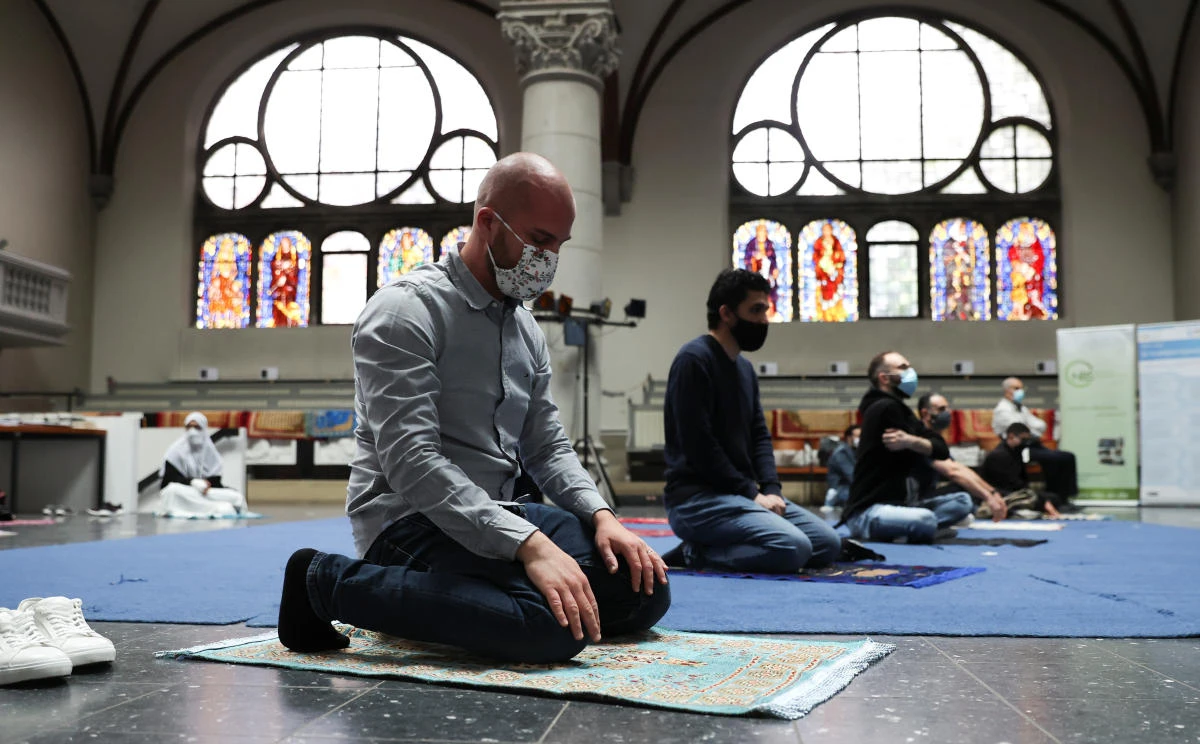 During the holy fasting month of Ramadan, the Martha Lutheran church in Berlin, Germany stepped in to help by hosting Muslim prayers in Arabic and German. (Reuters)
