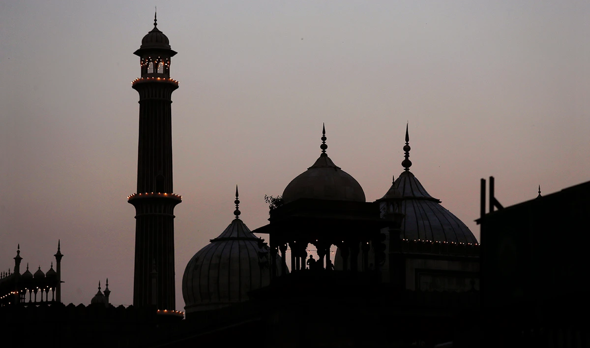 Delhi's famous Jama Masjid is seen on the eve of Eid Al-Fitr during a nationwide lockdown to control the spread of coronavirus, at the old quarters of New Delhi, India, Sunday, May 24, 2020. (AP)