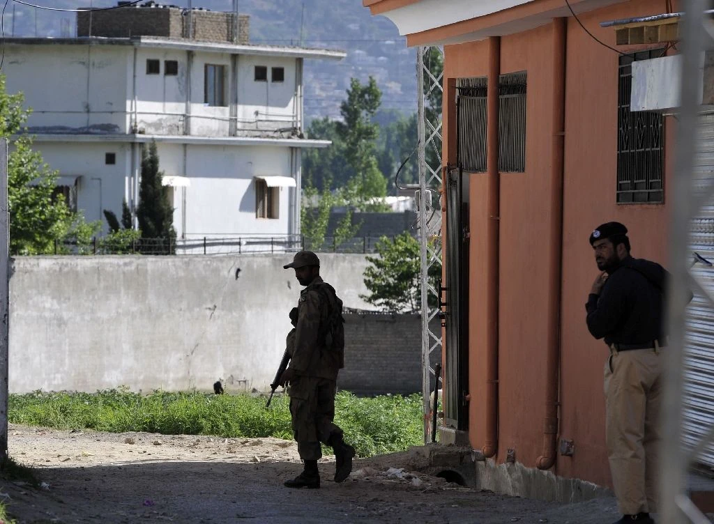 Pakistani police cordon off a street beside Osama Bin Laden's final hideout after US special forces killed the Al Qaeda leader in May 02, 2011. (AFP/ File photo)
