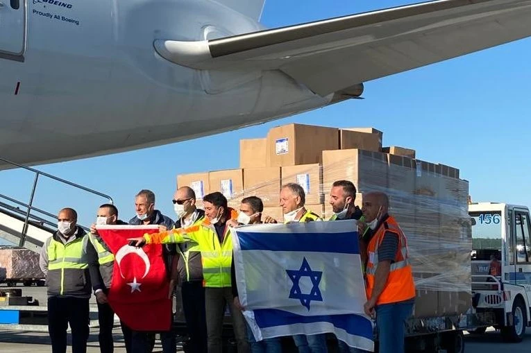 Turkish and Israeli flags are displayed before an El Al Israel Airlines cargo flight is loaded, Istanbul, May 24, 2020. (Twitter Photo)