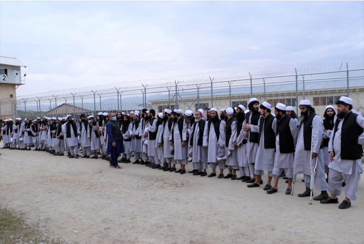 Afghan govt frees Taliban prisoners as truce holds for second day