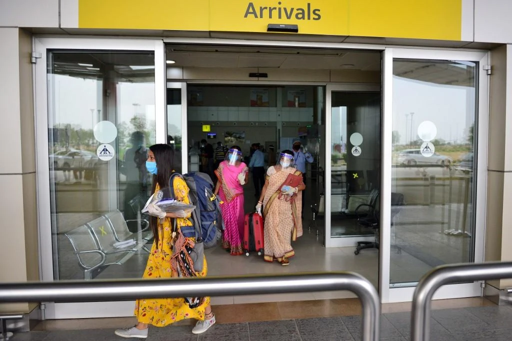 India coronavirus cases rise as millions return home