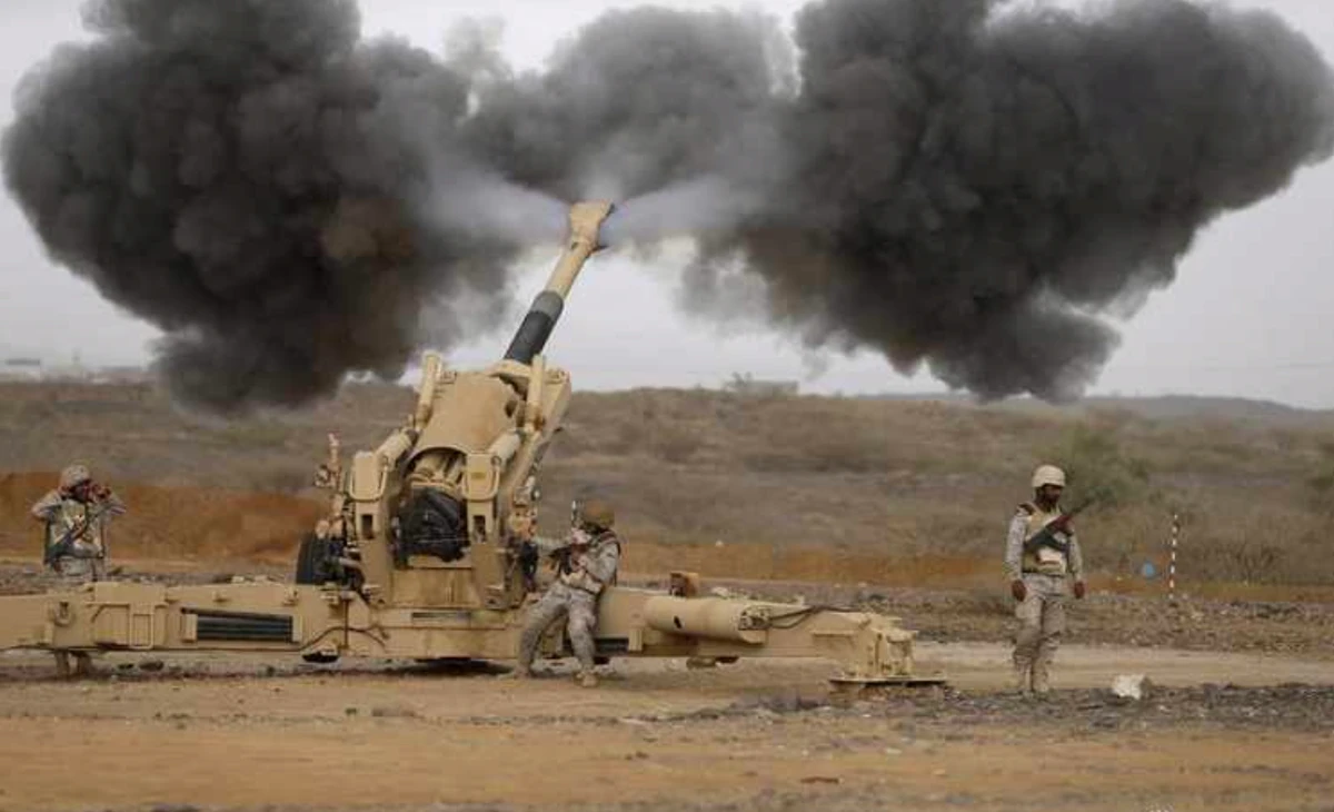 Saudi army artillery fire shells towards Houthi positions from the Saudi border with Yemen April 13, 2015. (Reuters)