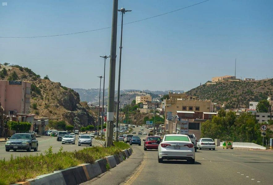 The health ministry urged citizens and residents to abide by measures to prevent the spread of the virus as the Kingdom starts to ease coronavirus lockdown restrictions from Thursday. (SPA)