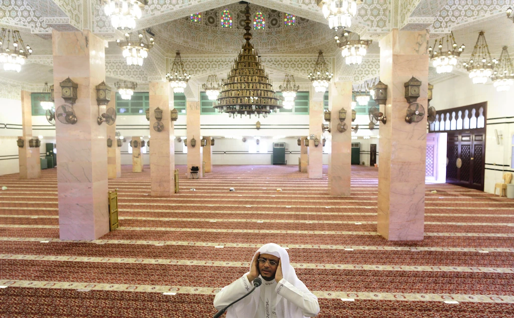 Saudi cleric Hammoud Al-Labban recites the call to prayer at an empty al-Mirabi Mosque in Jiddah, Saudi Arabia, Thursday, May 28, 2020. (Reuters)