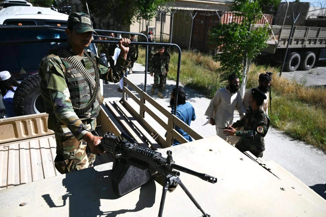 An Afghan soldier escorts Taliban prisoners during their release from the Bagram prison on May 26, 2020. (AFP file photo)