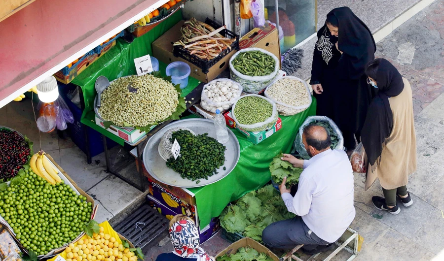 Iranians shop for vegetables in the capital city of Tehran, on May 26, 2020. Iran on May 25, reopened major Shiite shrines across the Islamic republic, more than two months after they were closed, as it reported its lowest deaths from coronavirus since March. (AFP)