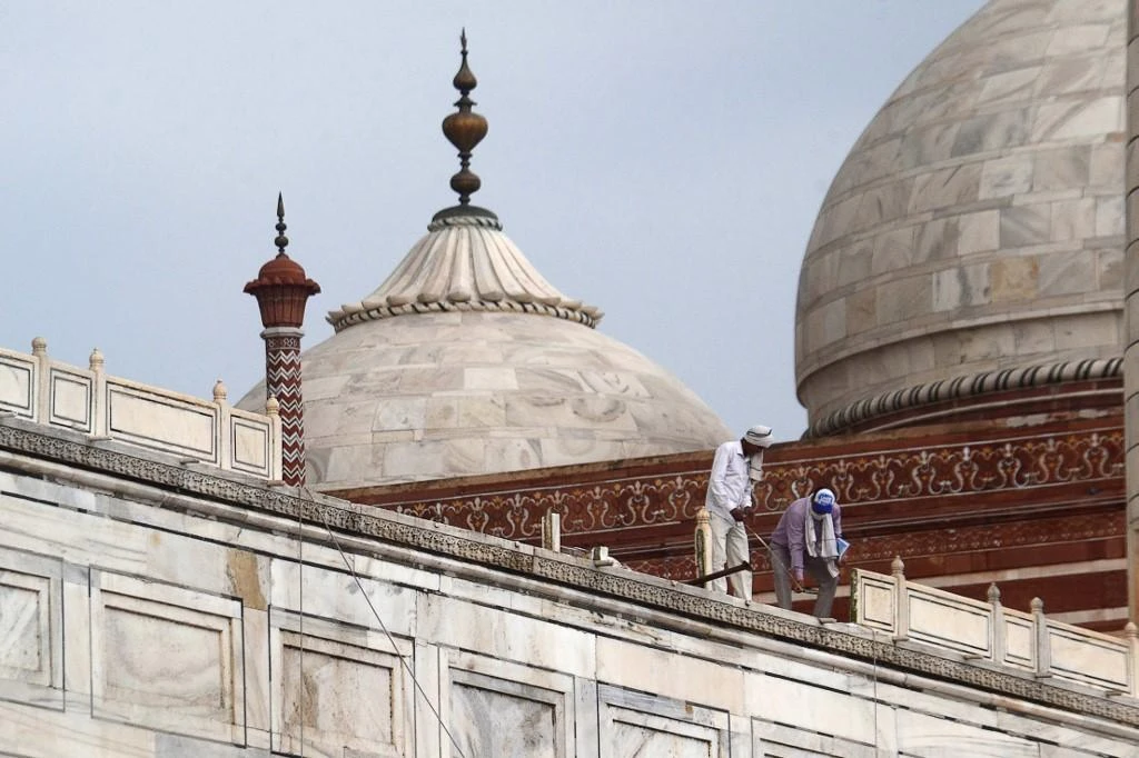 Taj Mahal damaged in deadly India thunderstorm