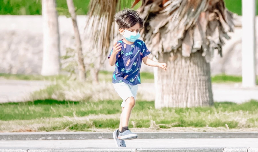 As the second phase of easing lockdown restrictions gets underway, people are cautiously getting back to familiar vacation routines, such as shopping and barbecues by the sea or in parks. (AN photos by Huda Bashatah)