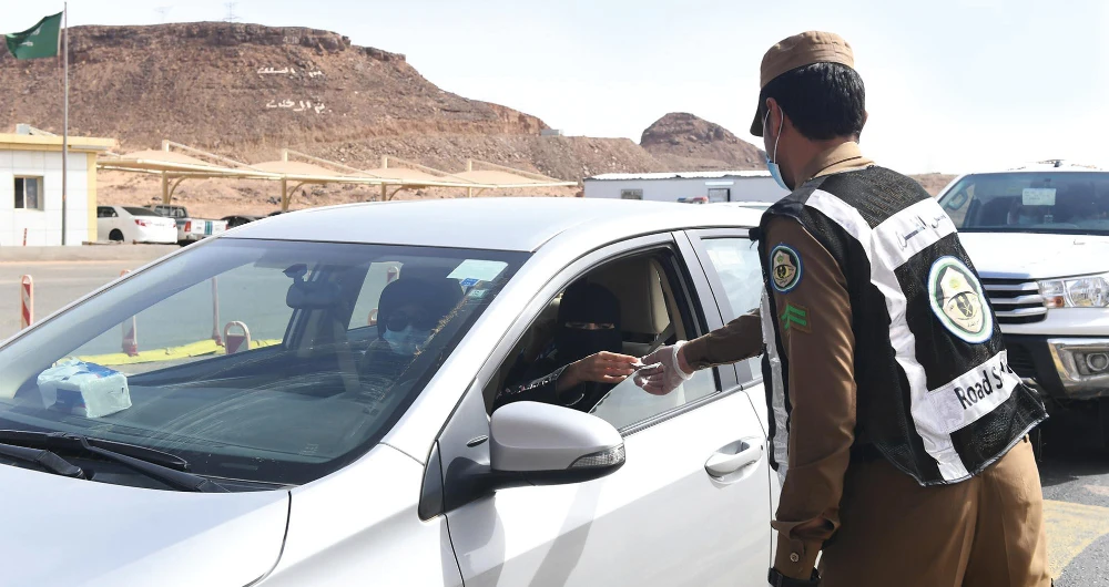 Police officers intensify their efforts and monitor the flow of vehicles on highways after the government eased lockdown restrictions in the Kingdom. (SPA)