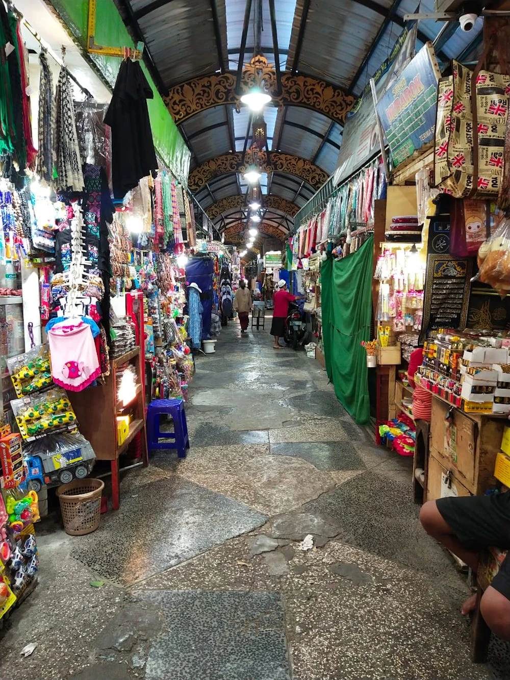 Shops selling Muslim paraphernalia that lined the streets and alleys in the Arab Quarter. (Photo: Nunung Tejo Purnomo)