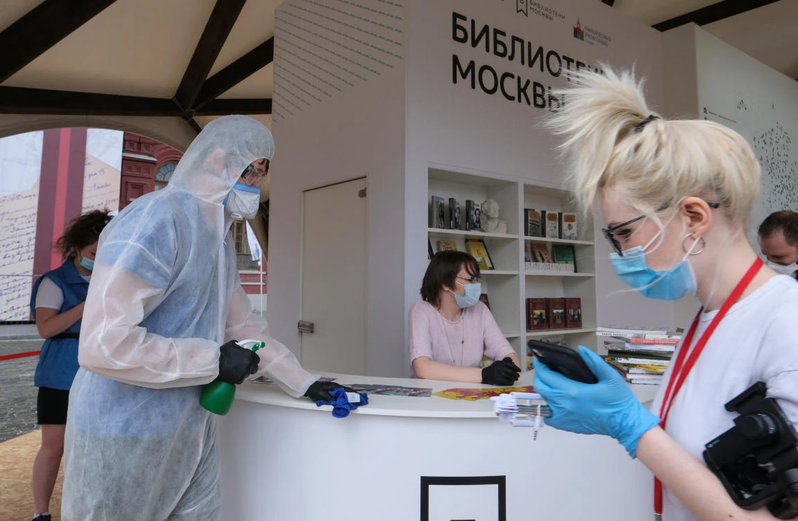 Participants wearing protective face masks amid the outbreak of the coronavirus disease (COVID-19) attend the annual Red Square Book Fair in central Moscow, Russia June 6, 2020. (Reuters)