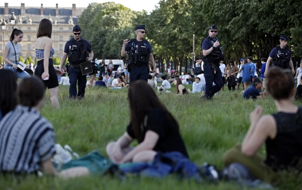 Police officers ask to People who enjoy a sunny day to keep their distance. (File/AFP)