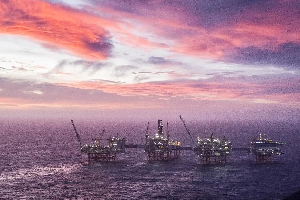 The Krafla, Fulla and North of Alvheim area, estimated to contain more than 500 million barrels of oil equivalent, will be subject to joint investment, with construction of platforms and equipment expected to begin in 2022. (File/AFP)
