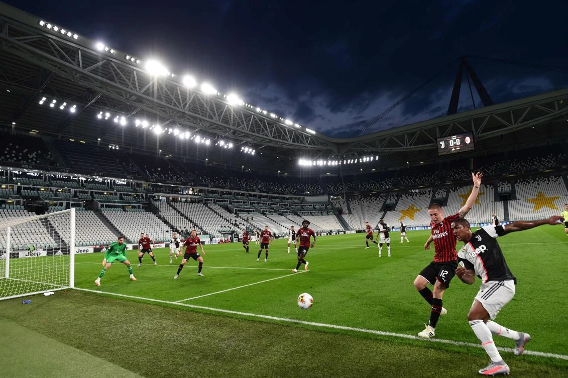 Juventus’ Brazilian forward Douglas Costa (R) challenges AC Milan’s Italian defender Andrea Conti during the Italian Cup (Coppa Italia) semifinal second leg football match Juventus vs AC Milan on June 12, 2020 at the Allianz stadium in Turin, the first to be played in Italy since March 9 and the lockdown aimed at curbing the spread of the COVID-19 infection, caused by the novel coronavirus. (AFP/Miguel Medina)