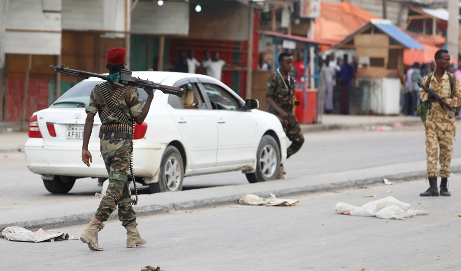 Somali government soldiers walk near a car at the Benadir checkpoint in Mogadishu, Somalia August 5, 2018. (REUTERS)