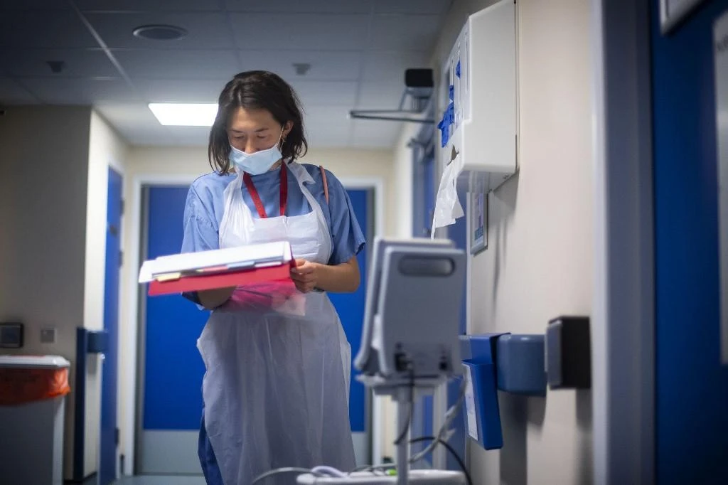 The UK thanked Saudi Arabia for donating “hundreds of thousands of medical gowns” to the NHS on Sunday. (File/AFP)