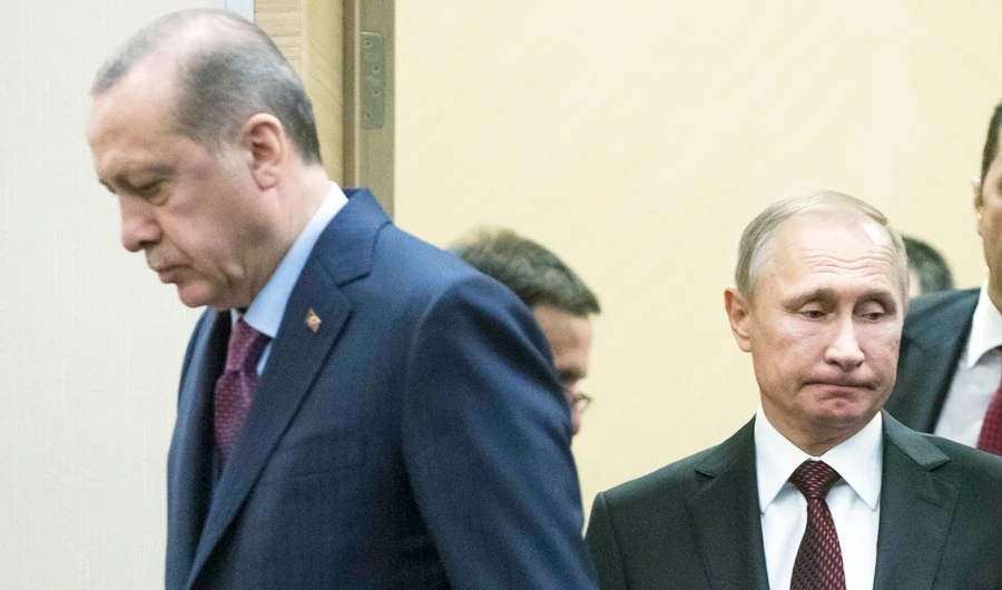 Russia's President Vladimir Putin (2nd L) and Turkey's President Tayyip Erdogan (L) enter a hall during a meeting in Sochi, Russia November 13, 2017. (REUTERS)