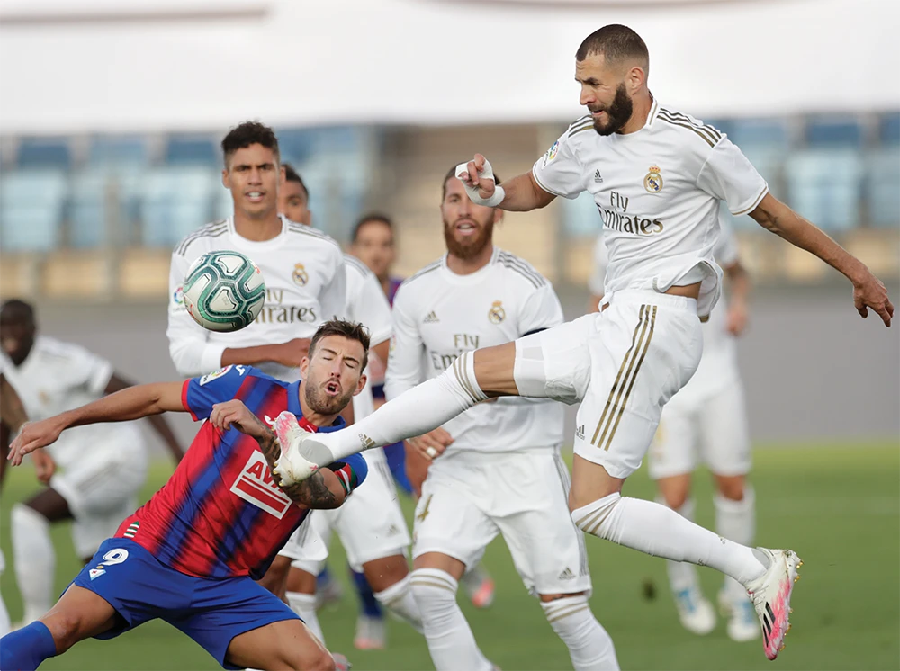 Real Madrid’s Karim Benzema, right, gets his way past Eibar’s Sergi Enrich during their La Liga soccer match on Sunday at Alfredo di Stefano stadium in Madrid. (AP)