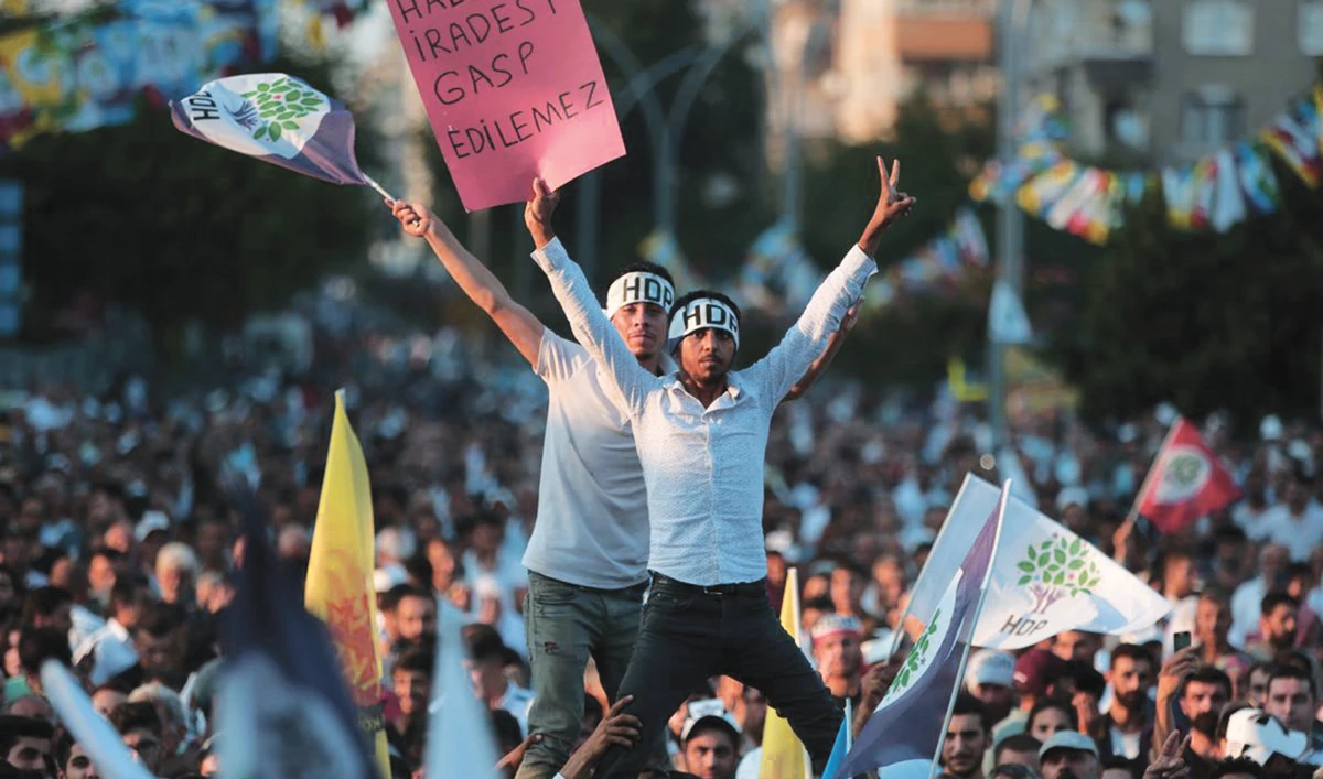 Supporters of the pro-Kurdish Peoples’ Democratic Party (HDP) wave party flags during a peace day rally in Diyarbakir, Turkey. (Reuters/File)