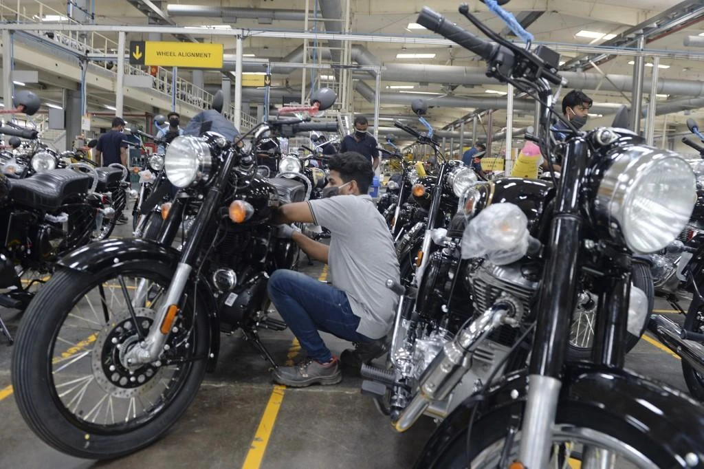 Fitch expects the Indian economy to rebound with growth of 9.5 percent in 2021-2022, mainly due to a low base. Above, workers assemble motorcycles at a Royal Enfield factory in Tami Nadu on June 9, 2020. (AFP)
