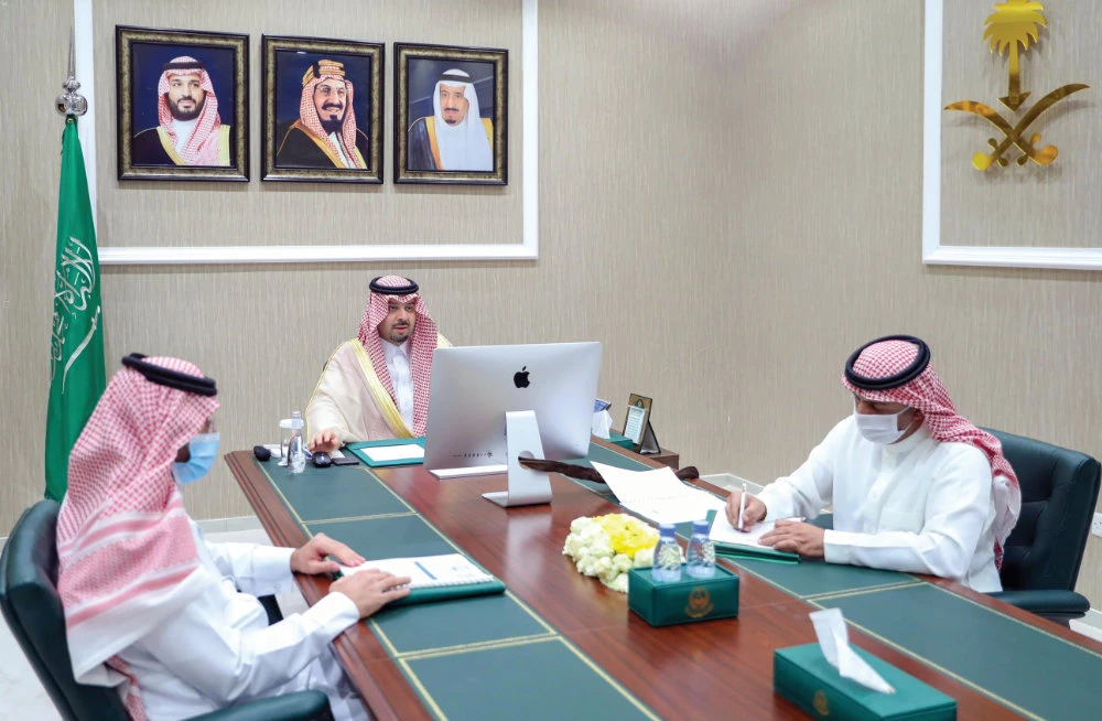 Prince Faisal bin Khalid bin Sultan, governor of Saudi Arabia's Northern Borders Region, chairs ameeting of the executive committee for developmental housing in Arar city on Thursday. (SPA)